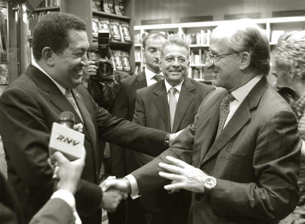El presidente de Venezuela, Hugo Chávez, saluda al presidente de Repsol, Antonio Brufau. Fotografía de elpaís.com