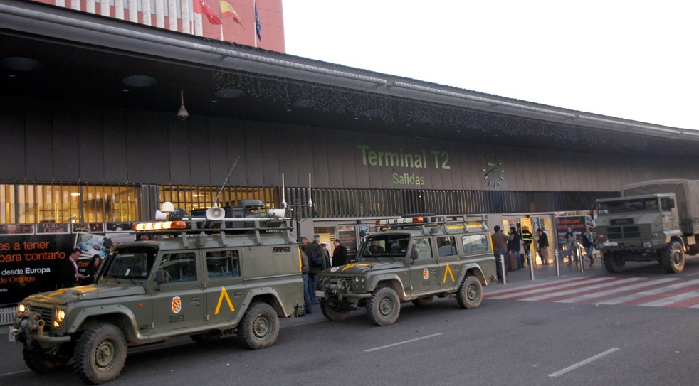 La UME en Barajas. elpais.com