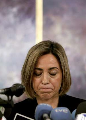 Carme Chacón. "Defensa investiga la anómala explosión que mató a 5 militares". (La voz de Galicia 25.2.2011)