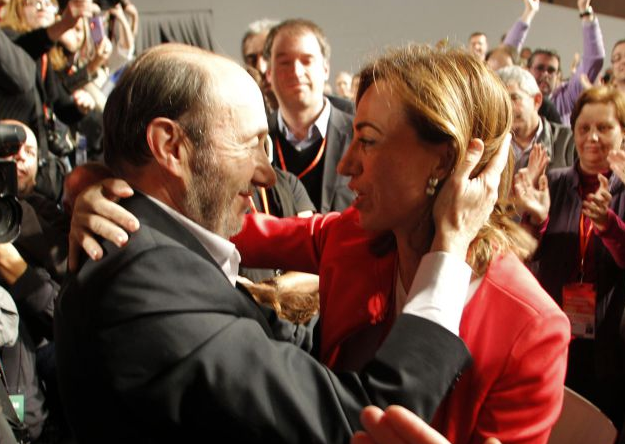 Chacón felicita a Rubalcaba tras ser elegido Secretario General del PSOE. Fotografía de García Cordero en EL PAÍS