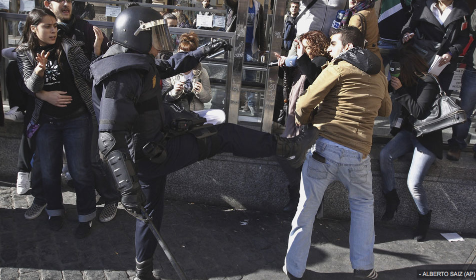 Antidisturbios vs. Manifestantes. Reforma Laboral. Fotografía publicada en Público.es