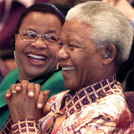 Imagen: Nelson Mandela y su actual mujer, Graça Machel (Associated Press)
