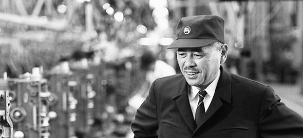 Taiichi Ohno supervisa la cadena de montaje. (Toyota) Sesión de Control