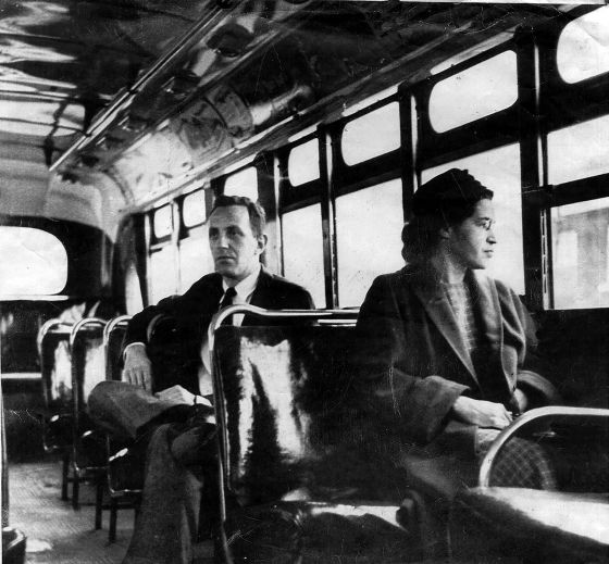 Rosa Parks en un autobús de Montgomery junto a un hombre blanco. / AP